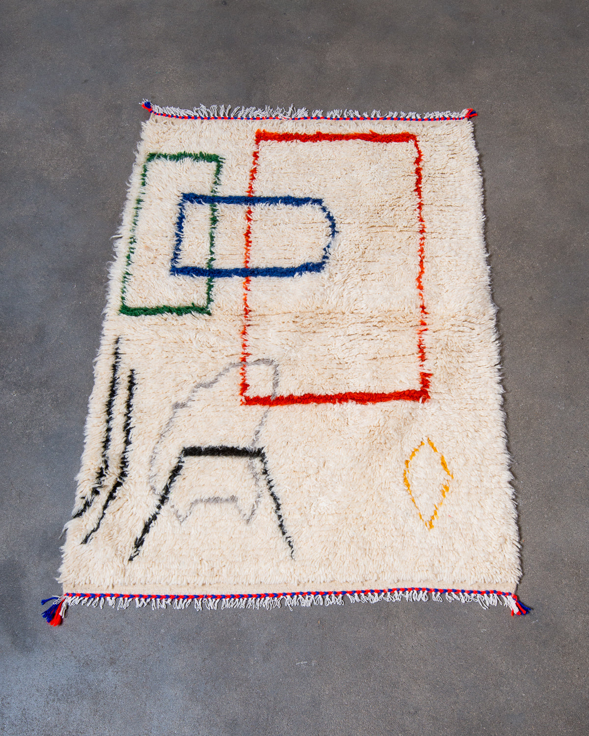 Modern designer handcrafted Berber rug from Morocco. Azilal rug with beautiful colours and patterns. Made of sheep’s wool and colourful cotton.